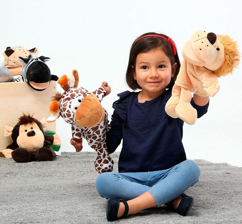 niña jugando con varias marionetas de mano de la marca Mabapu en este caso llega en las manos la marioneta de Alice la jirafa y del leon