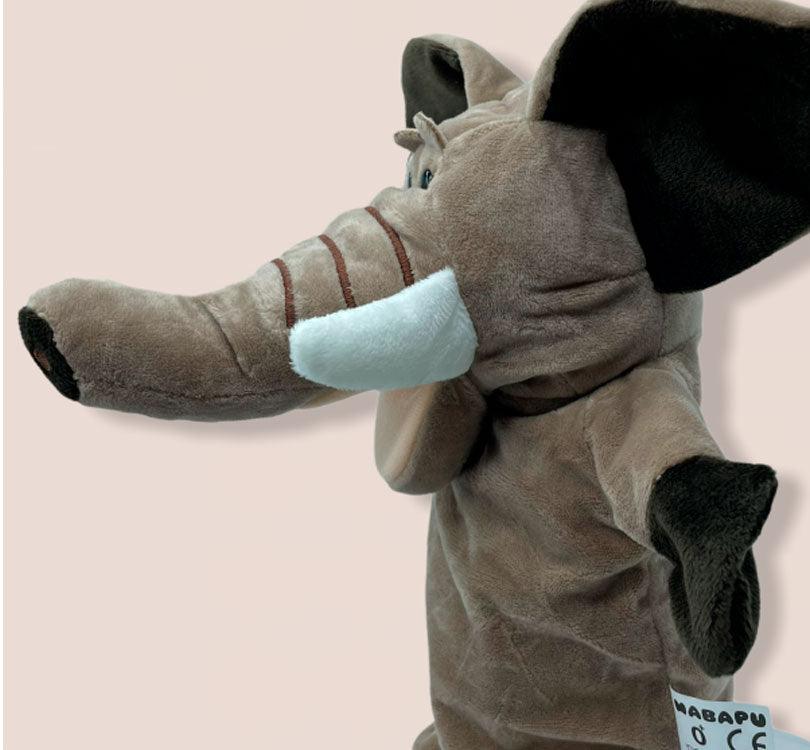 detalle lateral de los cuernos y la trompa de la marioneta de mano de Carol la elefanta en suave felpa de color marron topo imita a la perfección el cuerpo de un tierno elefante