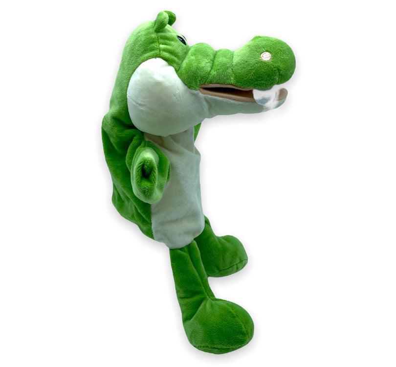 vista lateral de la marioneta de mano de George el cocodrilo de Mabapu de forma suave confeccionada en felpa verde. y color crema
