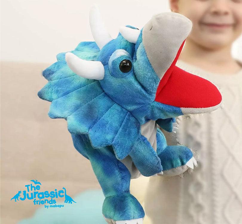 foto de niña jugando con la Marioneta de mano mily el triceratops en curve felpa de color azul brillante y cuernos de felpa blanca de mabapu