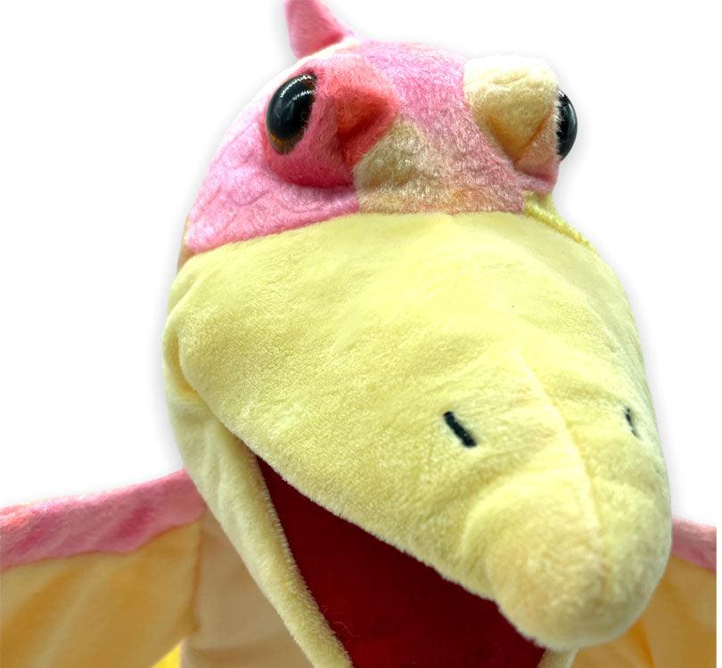 detalle de la cabeza de la Marioneta de mano PIco el pterodáctilo en color rosa y vainilla con degradado de color, ojos saltones y boca picuda roja de la marca Mabapu