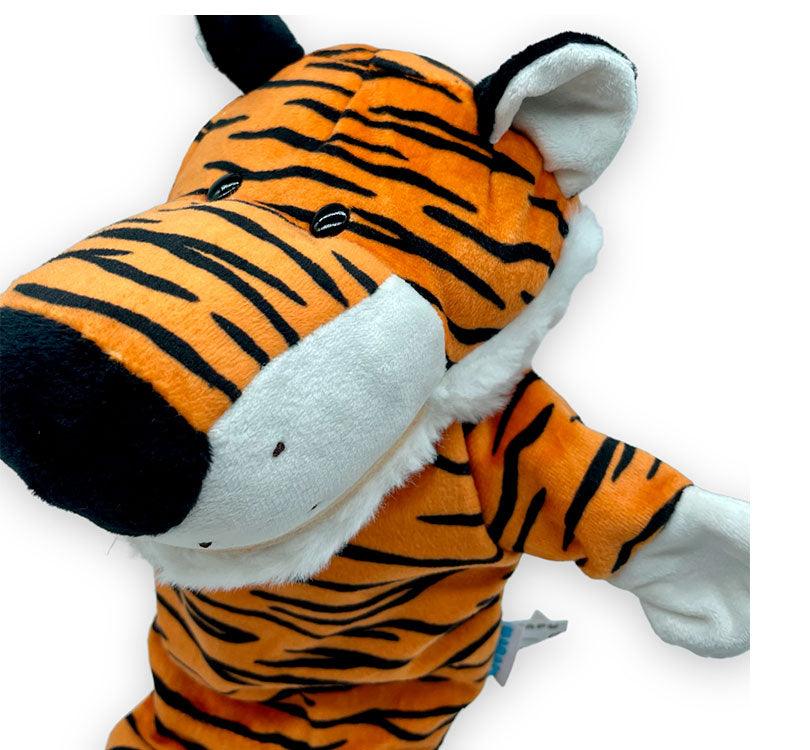 Detalle en primer plano marioneta de mano robert el tigre con estampado animal print de tigre en naranja y negro de la marca mabapu