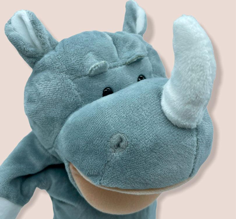 detalle del cuerno de marioneta de mano Sarah la rinoceronte en felpa suave de color gris claro