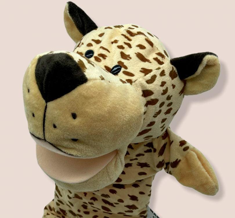 detalle de la cara de marioneta de mano Willy el guepardo con estampado animal print en crema y marron con forma de guepardo de la marca mabapu