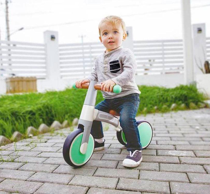 increíble triciclo de Mi Primer Triciclo Menta!  Su ligero y resistente marco de 1,6 kg lo hace fácil de manejar; ¡perfecto para los peques que quieran mejorar su equilibrio y habilidades motrices y aprender a montar bicis con facilidad! foto lifestyle