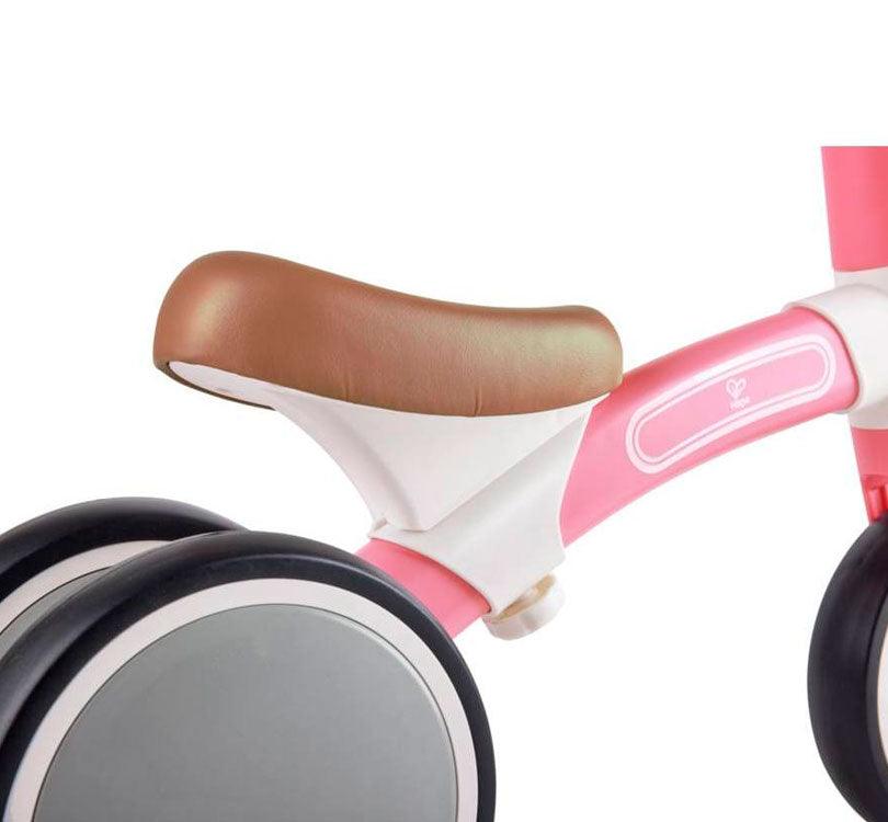 Mi Primer Triciclo Rosa!  Su ligero y resistente marco de 1,6 kg lo hace fácil de manejar; ¡perfecto para los peques que quieran mejorar su equilibrio y habilidades motrices y aprender a montar bicis con facilidad! Hape