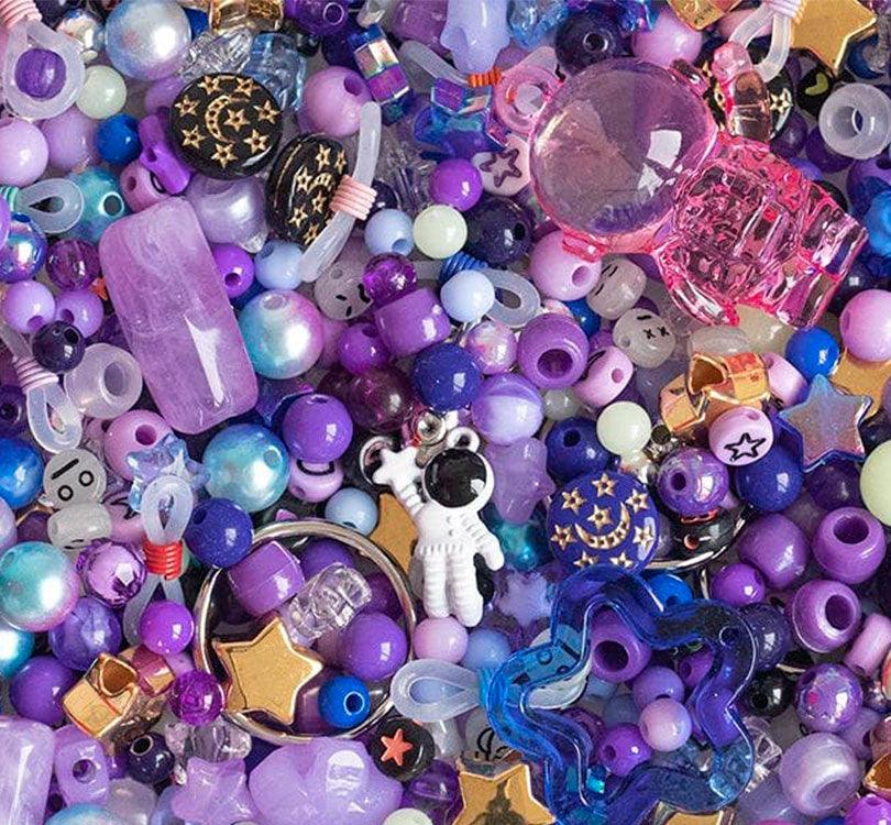 Variado de perlas kit lleno de cuentas multicolores, sujetadores y un hilo elástico para crear joyas y accesorios únicos. Crea pulseras, collares y más, personalizados con tus colores favoritos y tus cuentas y bolitas mas molones.