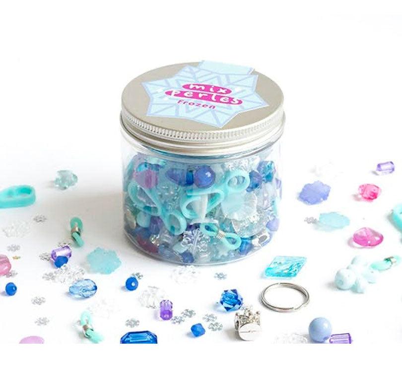 envase de cajita de mezcla de cuentas Frozen de La Petite Épicerie!  Hazte con este kit lleno de cuentas multicolores, fornituras y un hilo elástico para crear joyas y accesorios únicos.
