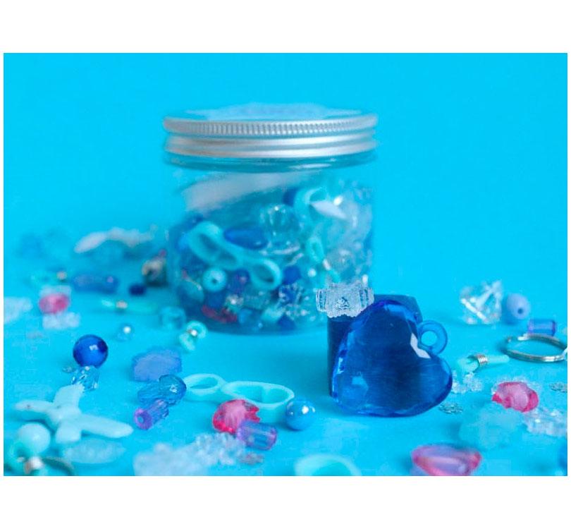 envase al fondo con las perlas el cajita de mezcla de cuentas Frozen de La Petite Épicerie!  Hazte con este kit lleno de cuentas multicolores, fornituras y un hilo elástico para crear joyas y accesorios únicos.