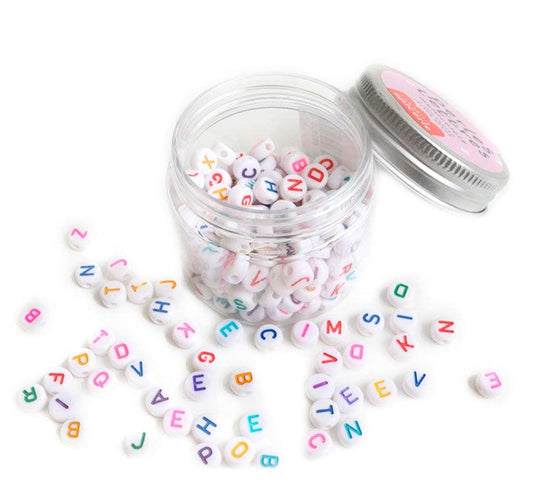 envase y cuentas el mezcla de cuentas de letras de colorines de La Petite Épicerie!  Hazte con este kit lleno de cuentas blancas planas con letritas de colores para combinar con tus mix de perlas mas molonas para crear joyas y accesorios únicos. Crea pulseras, collares y más, personalizados con tus colores favoritos y sus nombres ¡Un regalo ideal para las personas más importantes para ti!