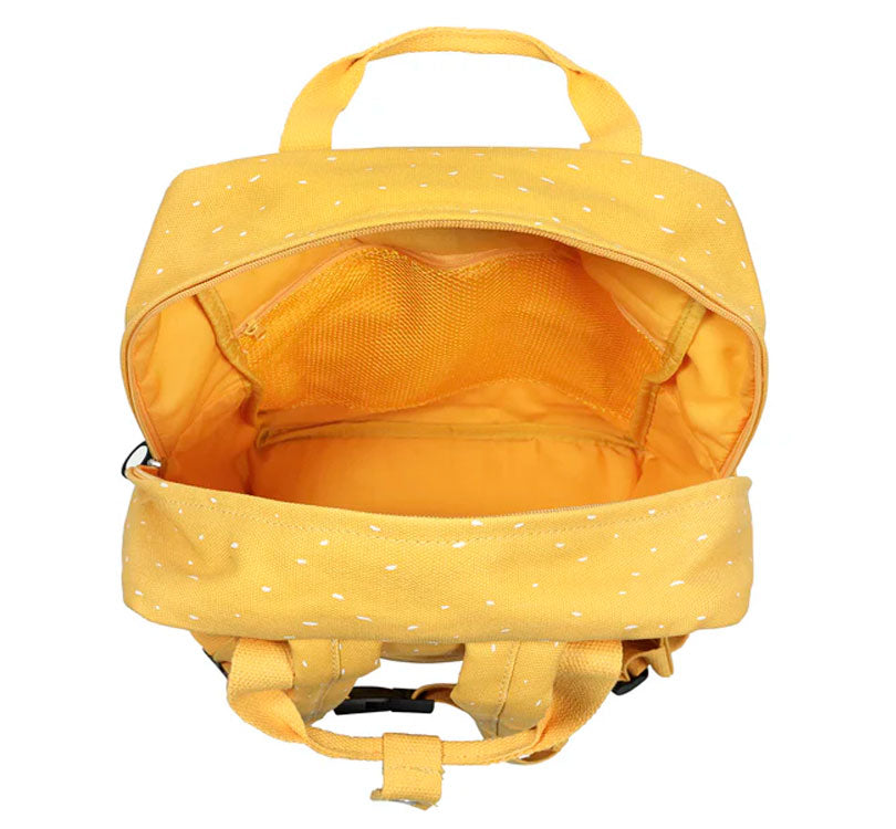 Esta mochila grande de León, con su carita bordada y su práctico bolsillo con reflectante en la parte frontal conquistará el corazón de vuestros peques y también el tuyo  modelo leon color amarillo marca trixie interior