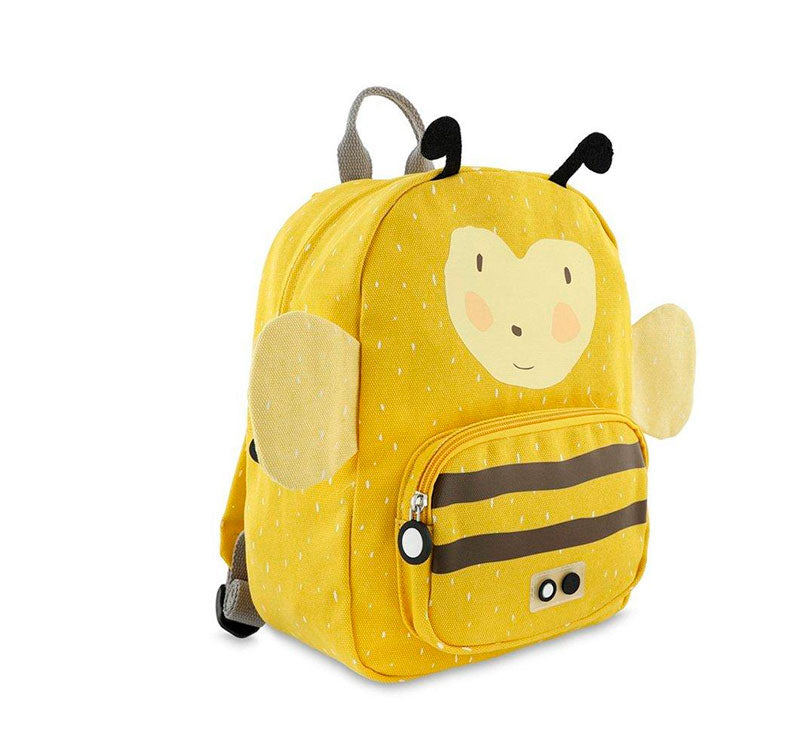 Esta mochila con forma de Abeja, con su carita impresa y sus alitas adorables, conquistará el corazón de vuestros peques. Sus asas acolchadas y ajustables brindan comodidad en cada paso, mientras el cierre con clip en el pecho evita cualquier percance. modelo INFANTIL ABEJA trixie ATERAL