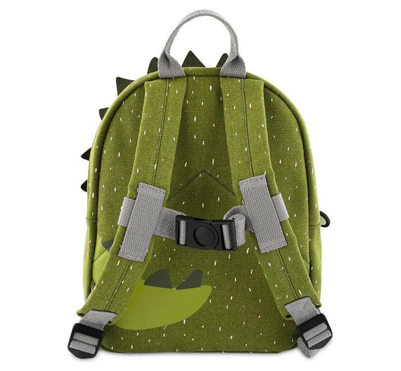 vista trasera a Mochila Dino de Trixie Baby ha llegado para convertir la vuelta al cole en una aventura inolvidable! ¡Ideal para la  etapa de infantil!  Esta mochila con forma de Dino, con su carita impresa y sus divertidas escamas, conquistará el corazón de vuestros peques. Sus asas acolchadas y ajustables brindan comodidad en cada paso, mientras el cierre con clip en el pecho evita cualquier percance. color verde kaki