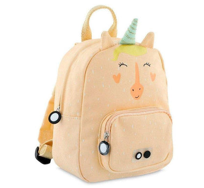 VISTA LATERAL MOCHILA MRS UNICORN DE LA MARCA TRIXIE Mochila infantil Mrs. Unicorn Trixie!   Con los tirantes acolchados y ajustables, esta mochila infantil es perfecta para las escuelas infantiles. Con un pequeño bolsillo delantero para la merienda y una etiqueta de tela en su interior para poner su nombre, ¡no falta ningún detalle!