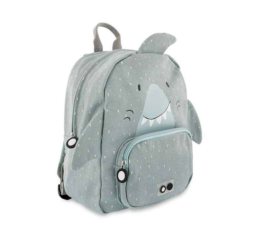 Esta mochila con forma de tiburón, con su carita impresa y sus aletas adorables, conquistará el corazón de vuestros peques. Sus asas acolchadas y ajustables brindan comodidad en cada paso, mientras el cierre con clip en el pecho evita cualquier percance. Perfecta para peques etapa 2-4 y 4-6años vista lateral