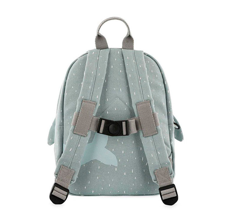 MODELO SHARK TRIXIE PEQUEÑA Esta mochila con forma de tiburón, con su carita impresa y sus aletas adorables, conquistará el corazón de vuestros peques. Sus asas acolchadas y ajustables brindan comodidad en cada paso, mientras el cierre con clip en el pecho evita cualquier percance. VISTA TRASERA