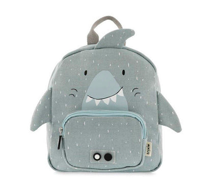 Esta mochila con forma de tiburón, con su carita impresa y sus aletas adorables, conquistará el corazón de vuestros peques. Sus asas acolchadas y ajustables brindan comodidad en cada paso, mientras el cierre con clip en el pecho evita cualquier percance. Perfecta para peques etapa 2-4 y 4-6años 