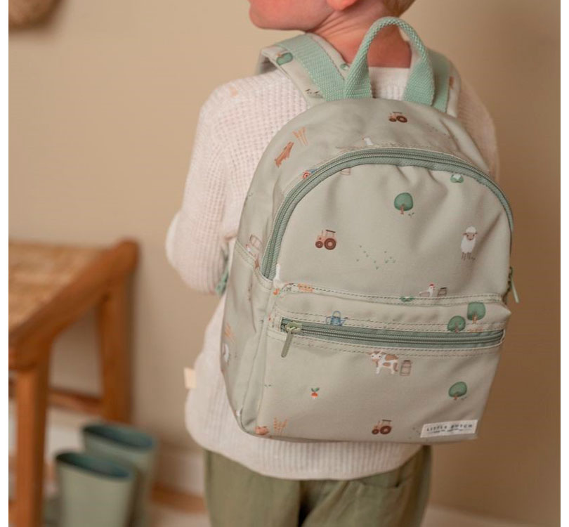 Mochila infantil La granja Little Dutch es preciosa y perfecta para el primer ciclo de infantil, una mochila muy ligera y con un tamaño ideal para sus primeros cursos de escuelita. Además están fabricadas con plástico de 10 botellas PET recicladas ¿Qué más le podemos pedir? lifestyle