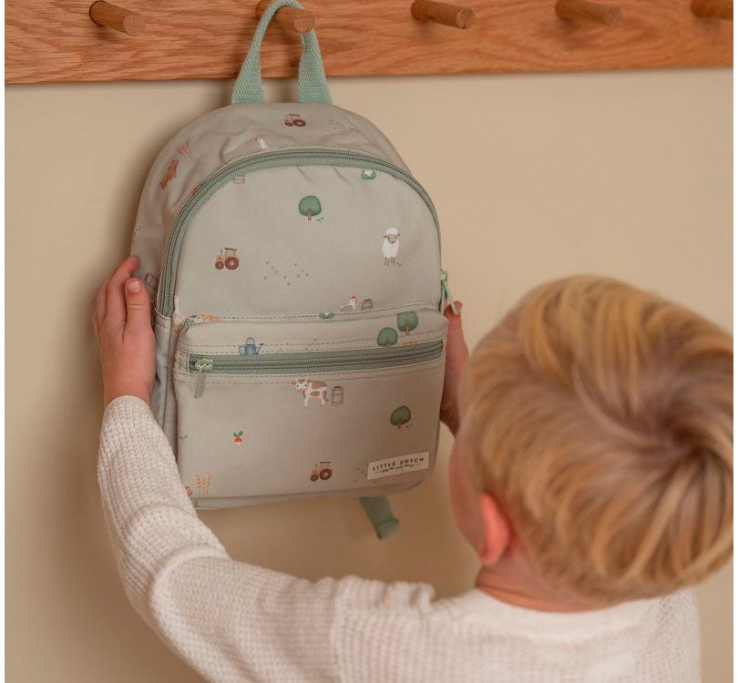 Mochila infantil La granja Little Dutch es preciosa y perfecta para el primer ciclo de infantil, una mochila muy ligera y con un tamaño ideal para sus primeros cursos de escuelita. Además están fabricadas con plástico de 10 botellas PET recicladas ¿Qué más le podemos pedir? perchero