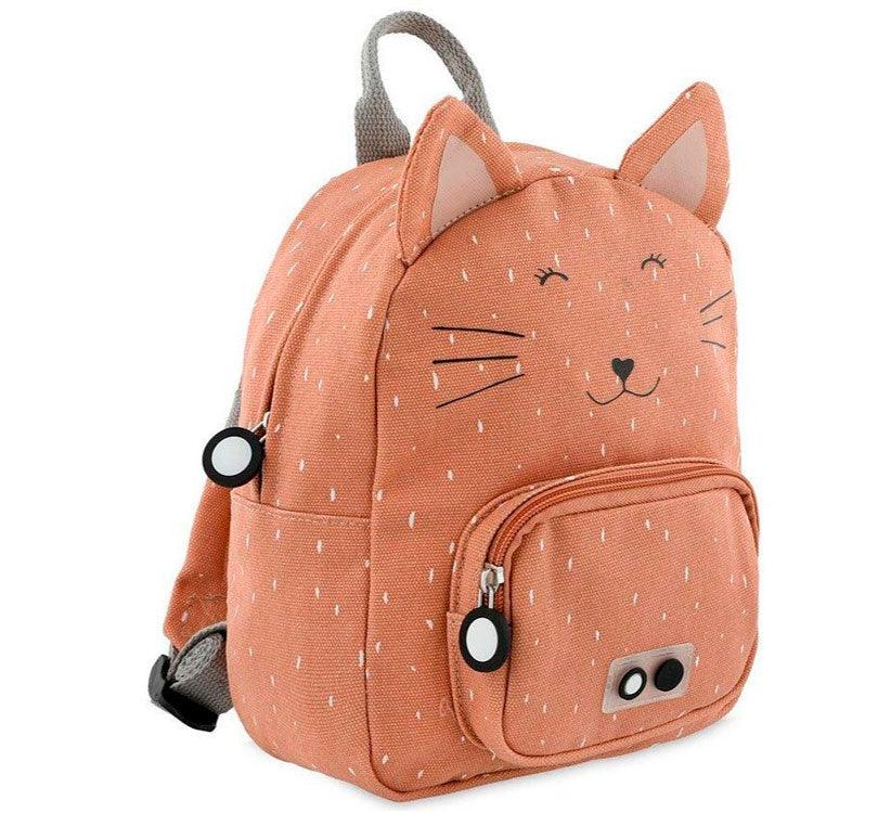 vista latera de la mochila pequeña gato trixie Esta mochila con forma de adorable gatito, con su carita impresa y sus  adorable orejas, conquistará el corazón de vuestros peques. Sus asas acolchadas y ajustables brindan comodidad en cada paso, mientras el cierre con clip en el pecho evita cualquier percance. en color rosa encarnado