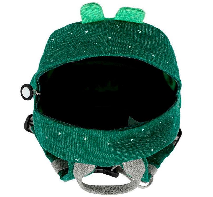 mochila pequeña modelo crocodile cocodrilo de la marca trixie baby en color verde fuerte con el dibujo de un cocodrilo en verde mas clarito con  bolsillo frontal  interior