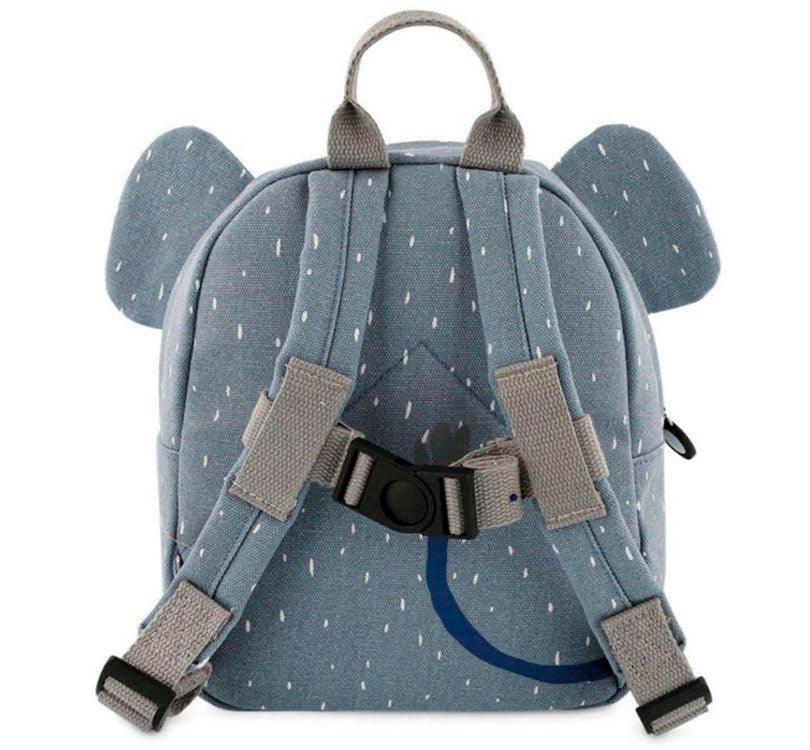 Mochila pequeña Mr Elephant de trixie baby con la cara  de un elefante y las orejas de la mochila en color azul vaquero con bolsillo pequeño frontal trasera