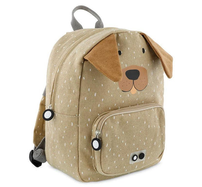 vista lateral modelo perro pequeño trixie Esta mochila con forma de adorable perrito, con su carita impresa y sus  adorable orejas, conquistará el corazón de vuestros peques. Sus asas acolchadas y ajustables brindan comodidad en cada paso, mientras el cierre con clip en el pecho evita cualquier percance. color beige tostado