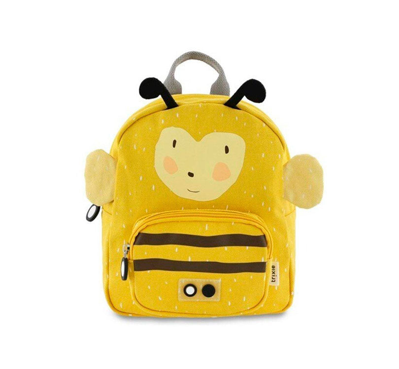 mochila pequeña abeja trixie Esta mochila con forma de Abeja, con su carita impresa y sus alitas adorables, conquistará el corazón de vuestros peques. Sus asas acolchadas y ajustables brindan comodidad en cada paso, mientras el cierre con clip en el pecho evita cualquier percance.