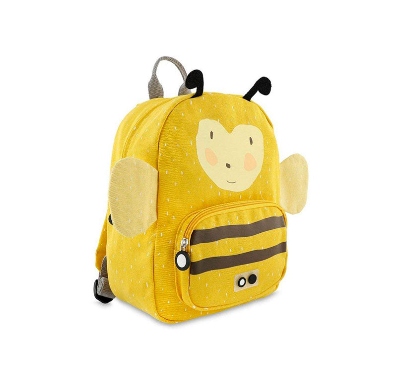 mochila pequeña abeja trixie Esta mochila con forma de Abeja, con su carita impresa y sus alitas adorables, conquistará el corazón de vuestros peques. Sus asas acolchadas y ajustables brindan comodidad en cada paso, mientras el cierre con clip en el pecho evita cualquier percance. lateral