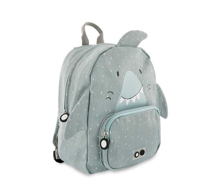 MODELO SHARK TRIXIE PEQUEÑA Esta mochila con forma de tiburón, con su carita impresa y sus aletas adorables, conquistará el corazón de vuestros peques. Sus asas acolchadas y ajustables brindan comodidad en cada paso, mientras el cierre con clip en el pecho evita cualquier percance. VISTA LAETRAL