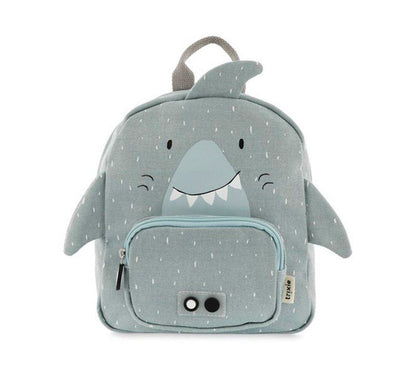 MODELO SHARK TRIXIE PEQUEÑA Esta mochila con forma de tiburón, con su carita impresa y sus aletas adorables, conquistará el corazón de vuestros peques. Sus asas acolchadas y ajustables brindan comodidad en cada paso, mientras el cierre con clip en el pecho evita cualquier percance.