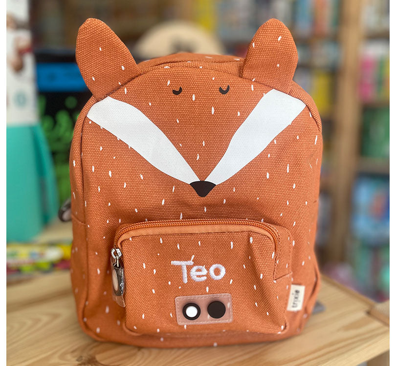 mochila personalizada zorro trixie con letra tipo palo en blanco
