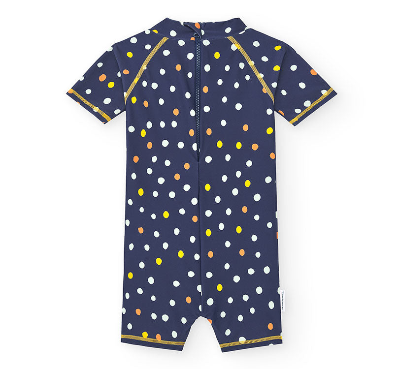 ¿Este verano, quieres proteger a tu bebé del sol de manera cómoda y segura? Descubre el Mono con Protección Solar UPF50+ para bebés de la colección LUNARES NAVY disponible en Manga Corta. Se trata de un Traje Solar UPF50+ de una pieza para bebés que dispone de dos cremalleras para facilitar la puesta y los cambios de pañal&nbsp; Una cierra en la espalda para poner y quitar fácilmente y una cierra en la entrepierna para facilitar el cambio de pañal. TRASERA