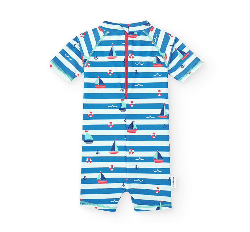 <span><strong>Mono con Protección Solar UPF50+ para bebés de la colección Sailor </strong></span>disponible en Manga Corta. Se trata de un <span><strong>Traje Solar UPF50+ de una pieza para bebés</strong></span> que dispone de dos cremalleras para facilitar la puesta y los cambios de pañal&nbsp; CREMALLERA