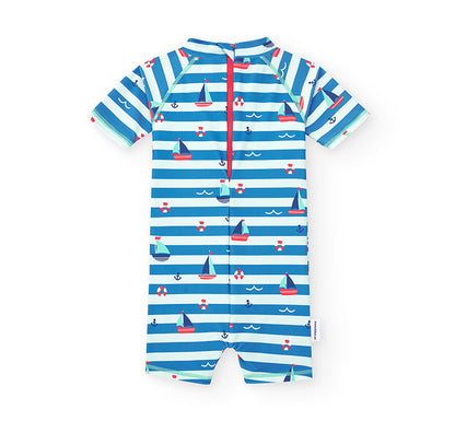 <span><strong>Mono con Protección Solar UPF50+ para bebés de la colección Sailor </strong></span>disponible en Manga Corta. Se trata de un <span><strong>Traje Solar UPF50+ de una pieza para bebés</strong></span> que dispone de dos cremalleras para facilitar la puesta y los cambios de pañal&nbsp; CREMALLERA