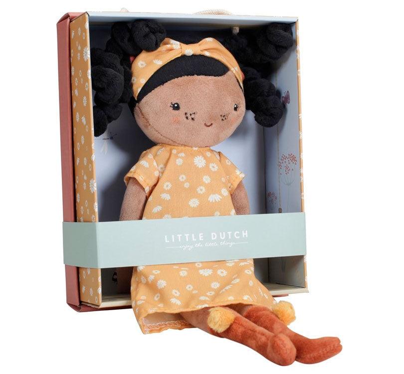 Presentacion en su caja de regalo de muñeca blandita evi de Little Dutch de piel morena con cabello rizado negro vestido estampado mostaza y botas color teja 