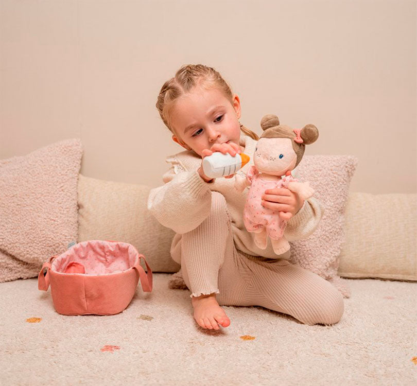 Esta muñeca de peluche es tan suave y adorable que querrás abrazarlo todo el día. ¡Tus hijos pueden alimentarla con el biberón, calmarla con el chupete, cambiarle el pañal, ponerle el gorro, envolverla con su mantita o llevarla en su canastilla! modelos ROSA LITTLE DUTCH MUÑECA JUGANDO