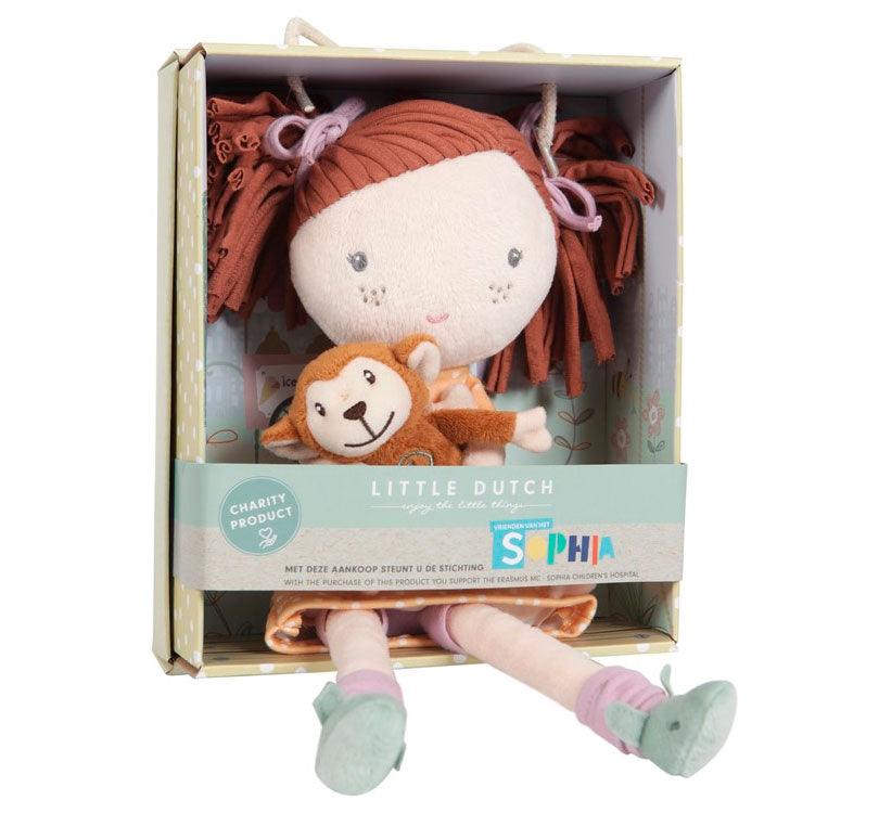 caja de regalo con la muñeca blandita Sophia de Little Dutch pelo en coletas con lazada malva, con vestido amarillo  estampado con peluche de mono en la mano con calcetines rosas y  zapatos verdes