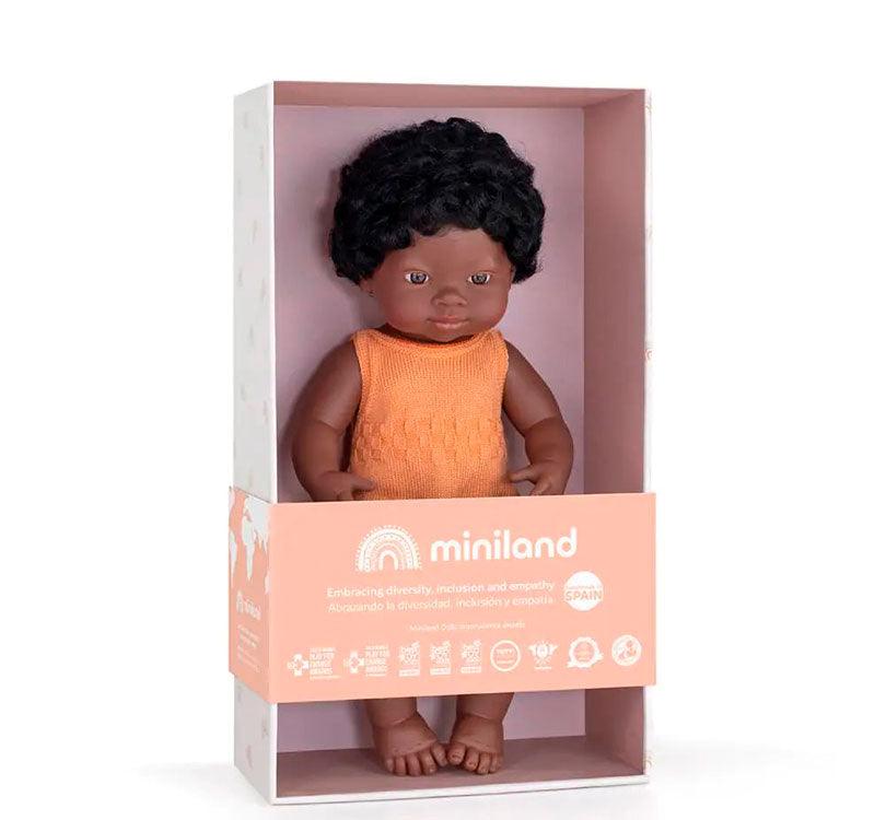 muñeca es una niña africana con un adorable pelele mostaza. Perfumadas ligeramente a vainilla, ¡son irresistiblemente achuchables! Hechas con cariño y al 100% en España, en caja