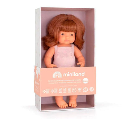 caja niña caucásica con pelo pelirrojo liso castaño , con un adorable pelele rosa claro marca Mini land