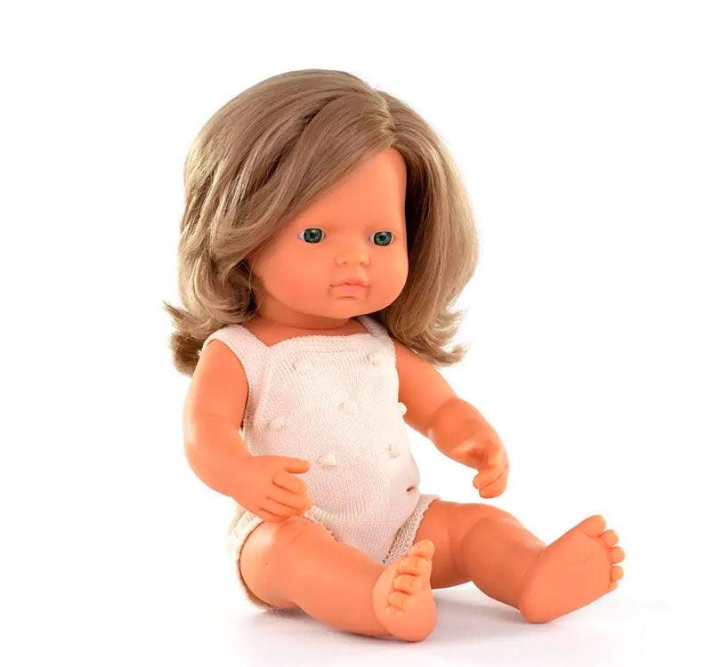 Posición sentada Esta muñeca es una niña caucásica con pelo rubio liso, con un adorable pelele beige claro. marca MIniland
