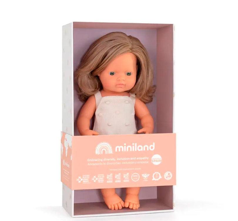 Presentacion en caja Esta muñeca es una niña caucásica con pelo rubio liso, con un adorable pelele beige claro. marca miniland