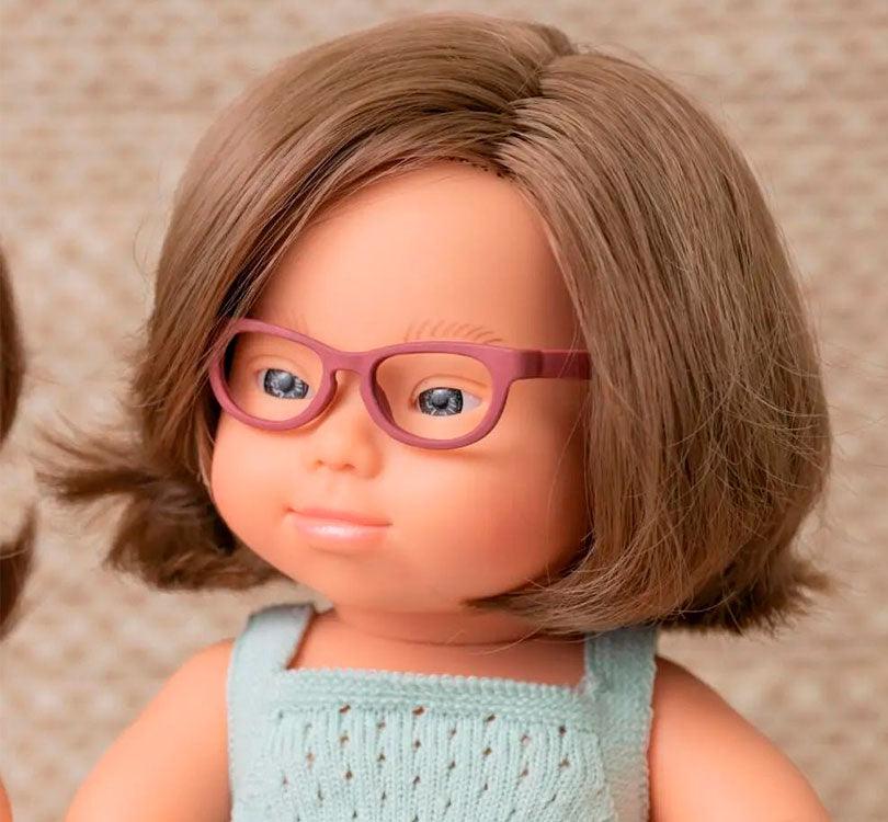  Esta muñeca es una niña  caucásica con síndrome Down pelo liso castaño y gafas, con un adorable pelele turquesa MINILAND
