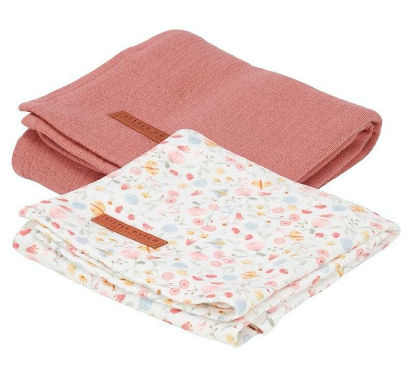 pack de dos muselinas de 70 x 70 cm de algodón organico de la marca Little Dutch. una en color liso y otra estampada, en este caso de la colección flores en color rosa  y con flores y mariposas de estampado