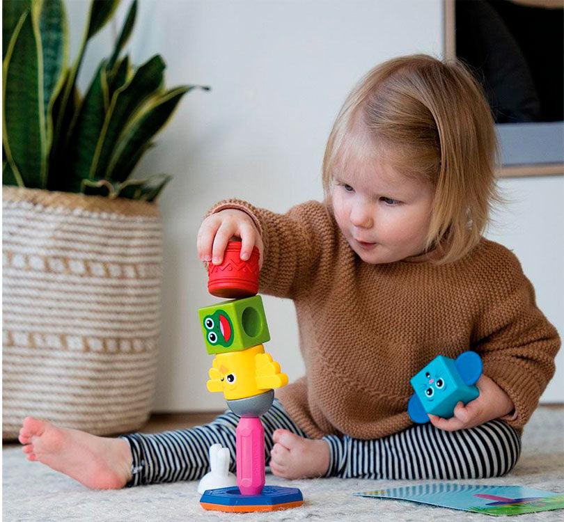 niña jugando do con tótem magnético divertido y colorido!  Está diseñado para que los más pequeños de la casa descubran el mundo de las piezas magnéticas de forma segura a través de sencillos retos de construcción. Siguiendo las tarjetas de desafío, los niños y niñas podrán formar una torre inspirada en el clásico tótem indio.