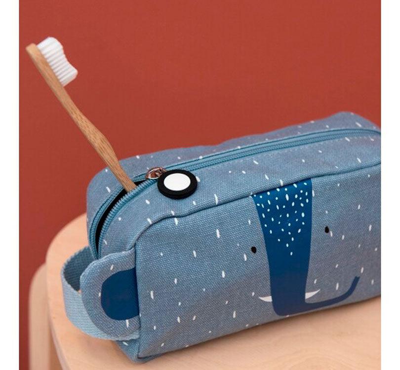 LIFESTYLE Neceser con forma de la colección ELEFANTE de trixie Con un amplio bolsillo con cierre de cremallera y un pequeño bolsillo interior. Con asa para llevarlo cómodamente. EN COLOR AZUL DENIM