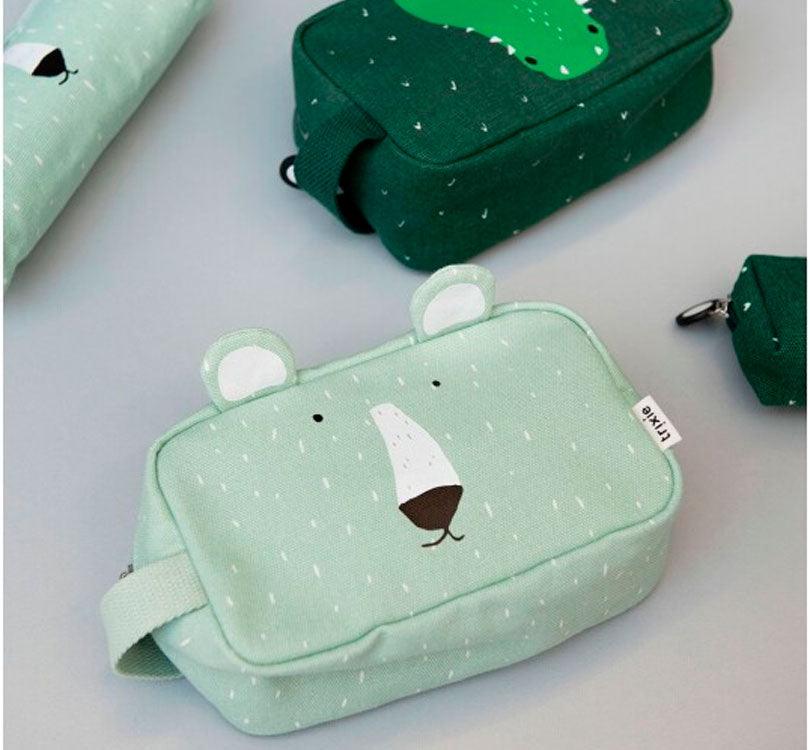 Foto lifestyle Neceser con forma de la colección Oso Polar de trixie Con un amplio bolsillo con cierre de cremallera y un pequeño bolsillo interior. Con asa para llevarlo cómodamente. Color verde menta 