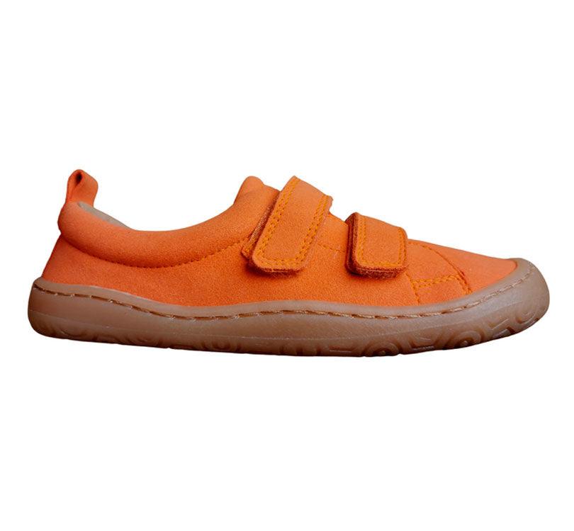 Te presentamos el modelo Nono Orange en microfibra imitación Serraje de la marca de calzado respetuoso infantil Poppis. Su suela de 3mm (hasta la talla 28) y 3.7 mm (a partir de la 29), junto con la plantilla, aseguran comodidad y apoyo. Flexibles y sin amortiguación, estos zapatos están diseñados para un desarrollo natural del pie. vista lateral