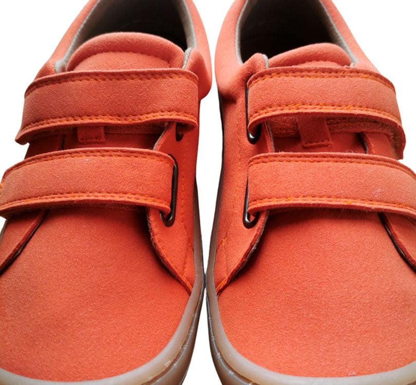 Te presentamos el modelo Nono Orange en microfibra imitación Serraje de la marca de calzado respetuoso infantil Poppis. Su suela de 3mm (hasta la talla 28) y 3.7 mm (a partir de la 29), junto con la plantilla, aseguran comodidad y apoyo. Flexibles y sin amortiguación, estos zapatos están diseñados para un desarrollo natural del pie. vista desde arriba