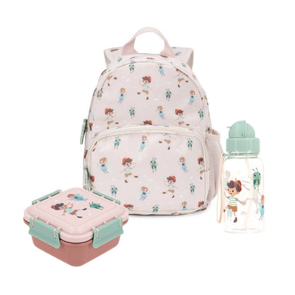  Pack de Tres Productos Básicos Escolares de la colección Wooden Boy. Este completo set está diseñado específicamente para niños de 0 a 6 años, cubriendo a la perfección las necesidades de las etapas de educación infantil. El pack WOODEN BOY incluye una cómoda mochila ergonómica de plástico reciclado, una botella de Tritán ultra resistente con pajita abatible y una caja de almuerzo de gran capacidad con separador extraíble, todo coordinado con un precioso estampado del clásico personaje de madera. 